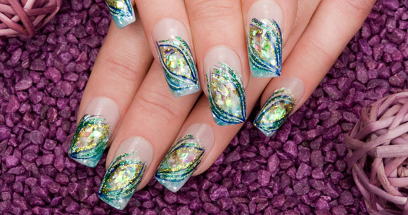 Blaue Nailart Acrylnägel mit Schnörkeln